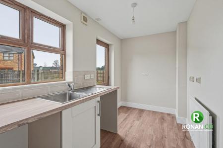 24 Castletown Court, Strabane, BT82 9FZ (18 of 32).jpg