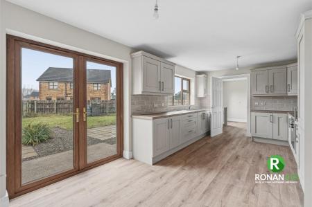 24 Castletown Court, Strabane, BT82 9FZ (13 of 32).jpg