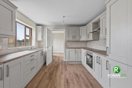 24 Castletown Court, Strabane, BT82 9FZ (15 of 32).jpg