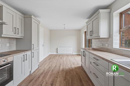 24 Castletown Court, Strabane, BT82 9FZ (16 of 32).jpg