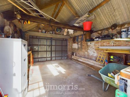 Garage/Outbuilding