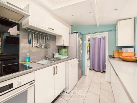 CAM05297G0-PR0086-STILL004.jpg