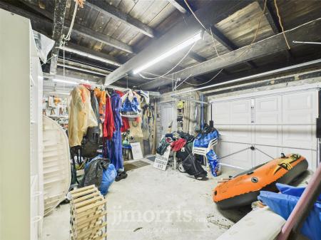 Garage/Workshop