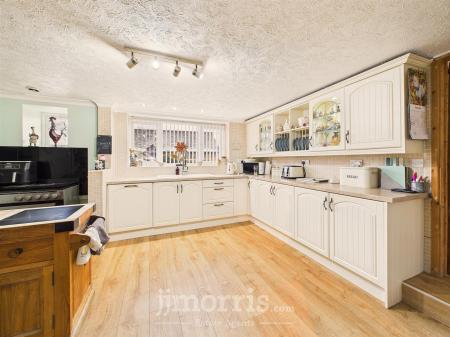 Kitchen/Breakfast Area
