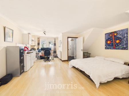 OPEN PLAN LIVING AREA