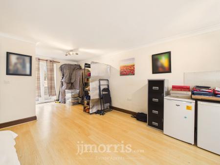 OPEN PLAN LIVING AREA