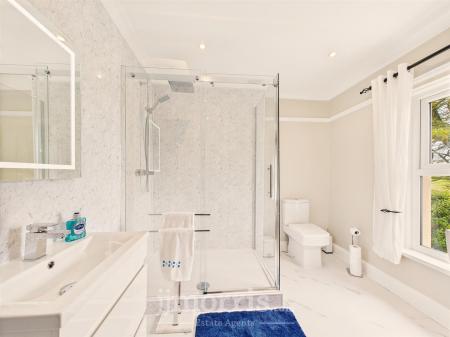 Ensuite / Bathroom