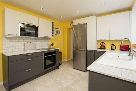 Basement Flat 7 West Mall-7.jpg