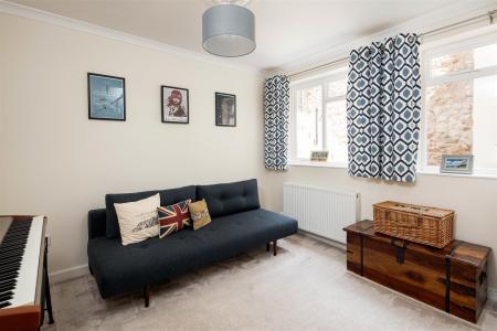 Basement Flat 7 West Mall-4.jpg