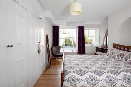Basement Flat 7 West Mall-10.jpg