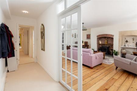 Basement Flat 7 West Mall-17.jpg