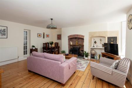 Basement Flat 7 West Mall-14.jpg
