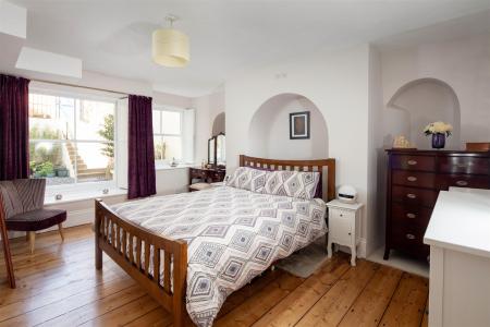 Basement Flat 7 West Mall-9.jpg