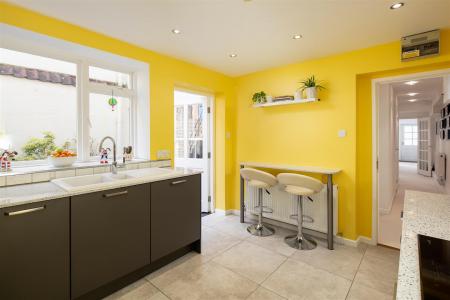 Basement Flat 7 West Mall-6.jpg