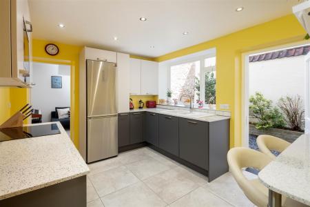 Basement Flat 7 West Mall-5.jpg