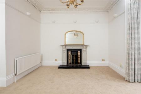 9 Chertsey Road-6.jpg