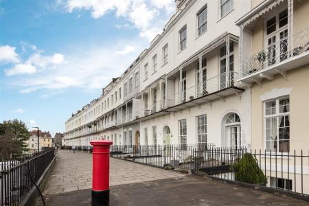 Flat 7 14 Royal York Crescent-1 EDIT.jpg
