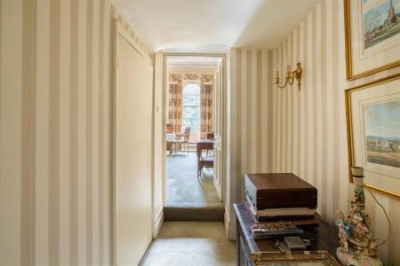 Hall Floor Flat 1 Victoria Square-4.jpg