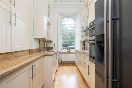 Hall Floor Flat 1 Victoria Square-3.jpg