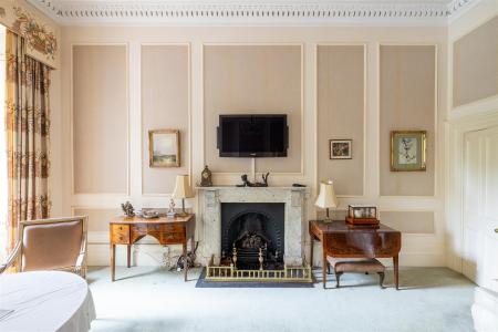 Hall Floor Flat 1 Victoria Square-5.jpg