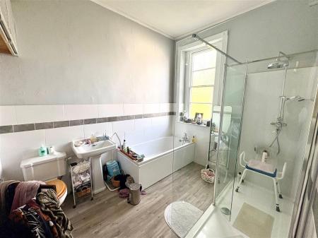 Family bathroom.jpg
