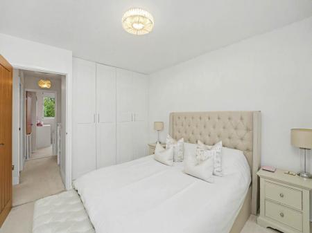 23_Master_Bedroom_Alt
