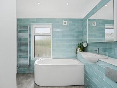 19_Family_Bathroom
