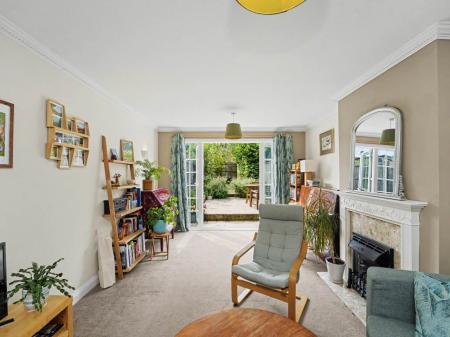 04_Lounge_Towards_Garden