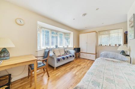 1311936-8-68546f4...