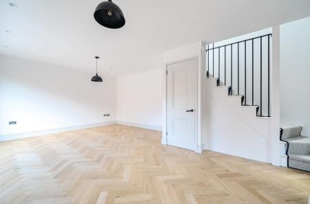 1339575-6-689ddee...