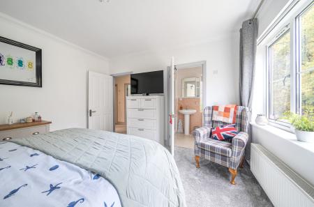 1373110-4-6904dc3...