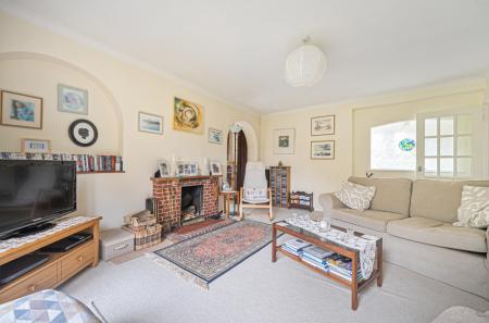 1375227-4-690b272...