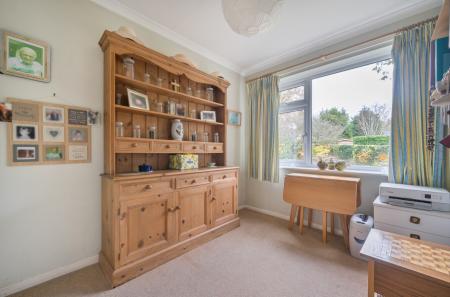 1375227-19-690b28...