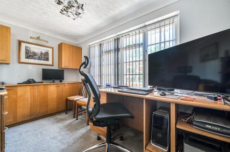 1353792-5-68ce8fa...