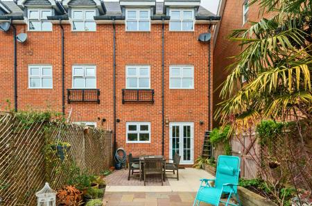 1425250-5-69b8213...