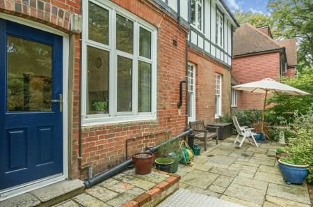 1347022-4-68c4479...