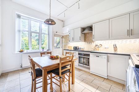 1347022-5-68c447c...