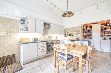 1347022-6-68c447e...