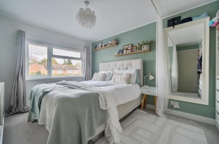 1372006-4-68fa2de...