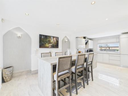 BREAKFAST KITCHEN - DINING AREA