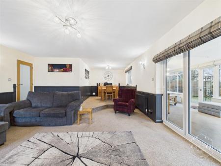 LOUNGE/DINING ROOM - Lounge Area