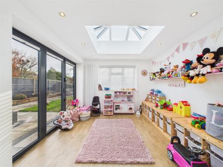 OPEN PLAN LIVING KITCHEN - GARDEN/PLAYROOM