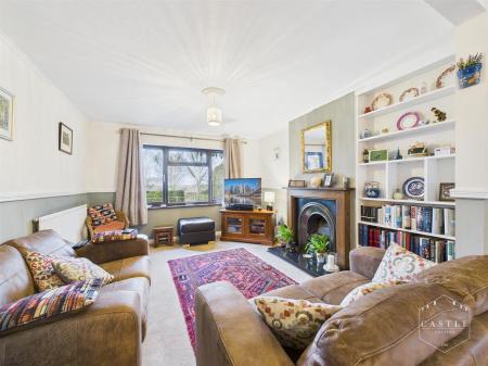 LOUNGE/DINING ROOM - Lounge Area