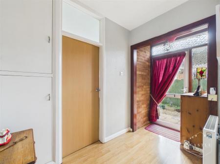 L SHAPED ENTRANCE HALL