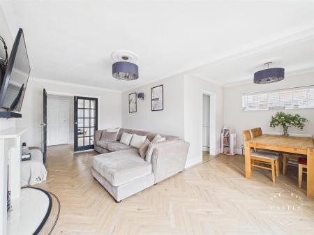 OPEN PLAN FAMILY LIVING ROOM