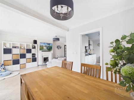 OPEN PLAN FAMILY LIVING ROOM