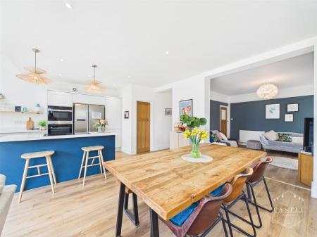 OPEN PLAN LIVING KITCHEN
