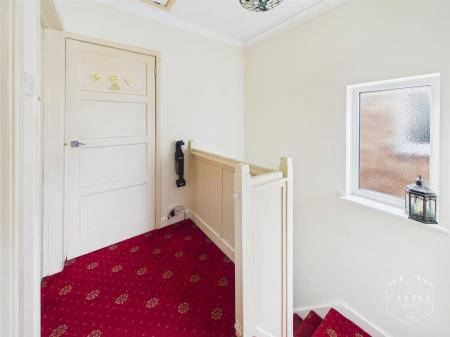 FIRST FLOOR LANDING