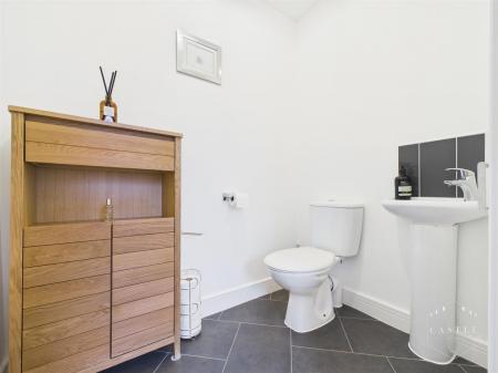 GUEST CLOAKROOM