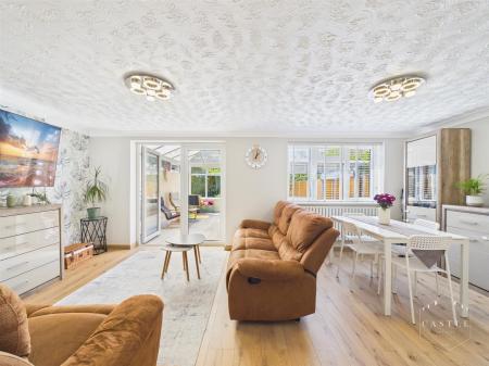 LOUNGE/DINING ROOM